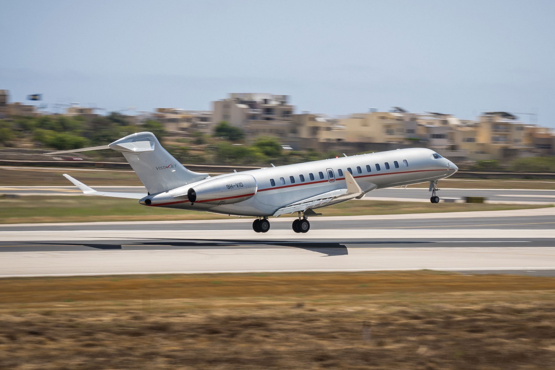 Global 7500 taking off